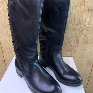 Adorable lace up back boots 👢 full calf